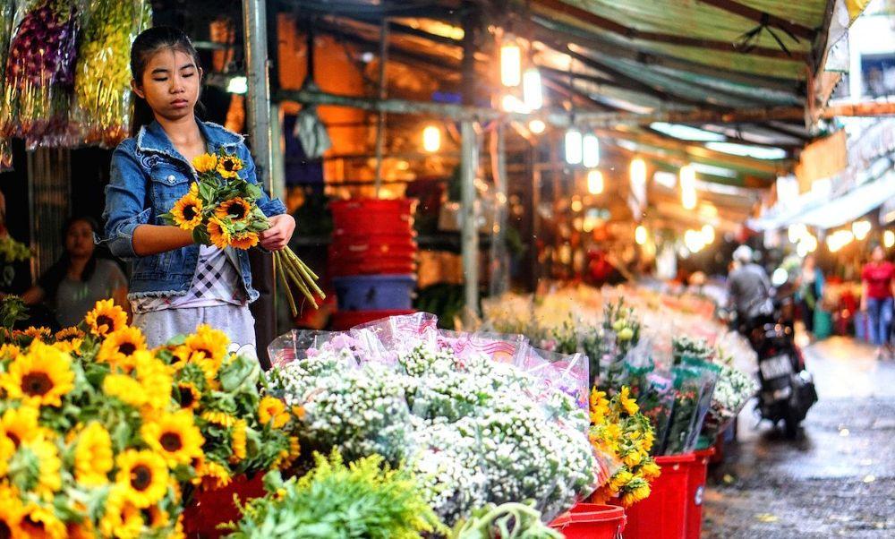 Khung cảnh sầm uất xung quanh Tiệm vàng Hà Tâm 2 gần Chợ Bến Thành Quận 1